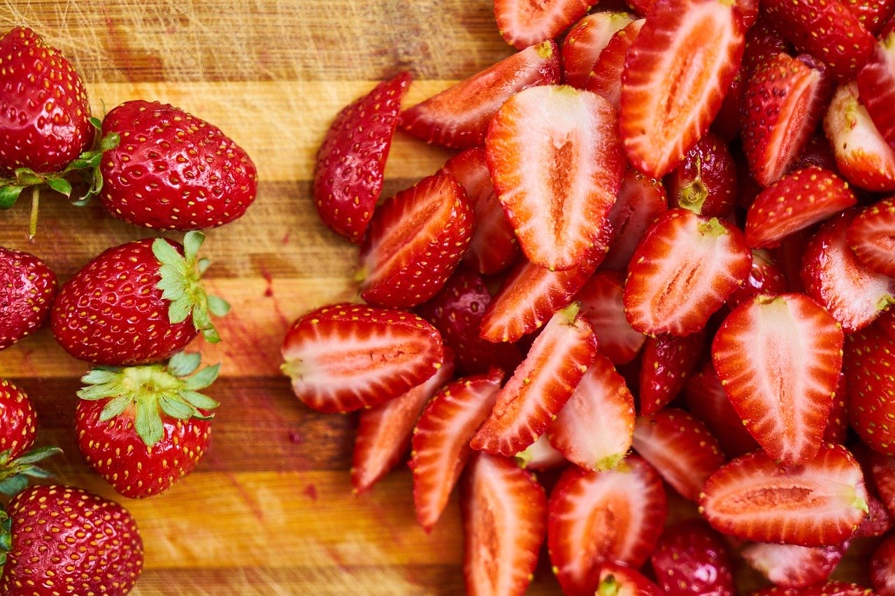Erdbeeren liegen auf einem Küchenbrett